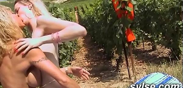  2 amatrices MILFS et le puceau dans les vignes